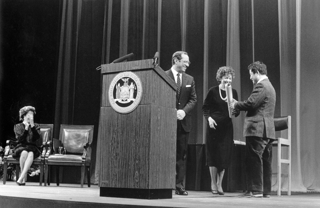 38-1986 03 NewYork State governor Cuomo & Nam June Paik receiving an award celebrating the 200th anniversary of the establishment of USA, artist division.jpg